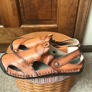 NWOT HSY Fashion Leather Sandals Size 11